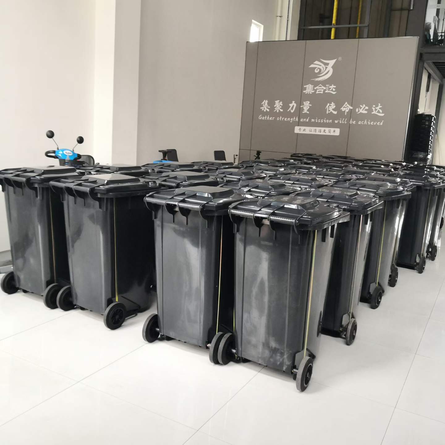 黑色240升垃圾桶